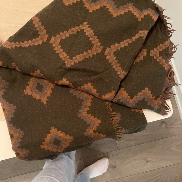 Aritzia blanket scarf - Picture 3 of 3